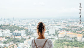 Frau schaut aus dem Fenser