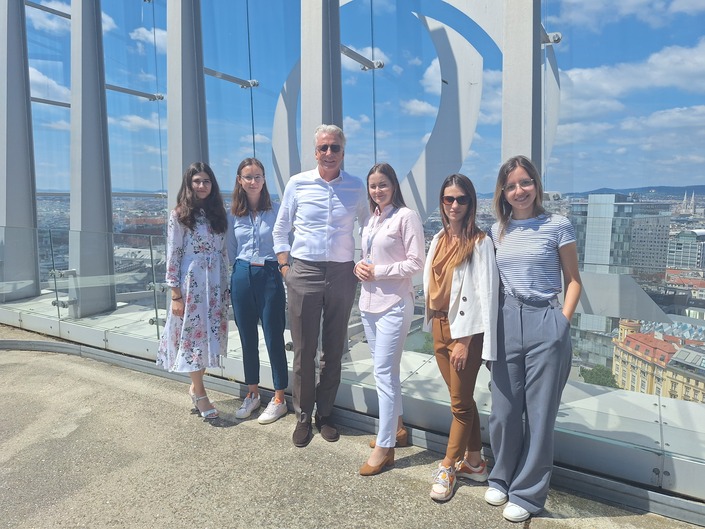 Young talents together with board member Wolfgang Kindl
